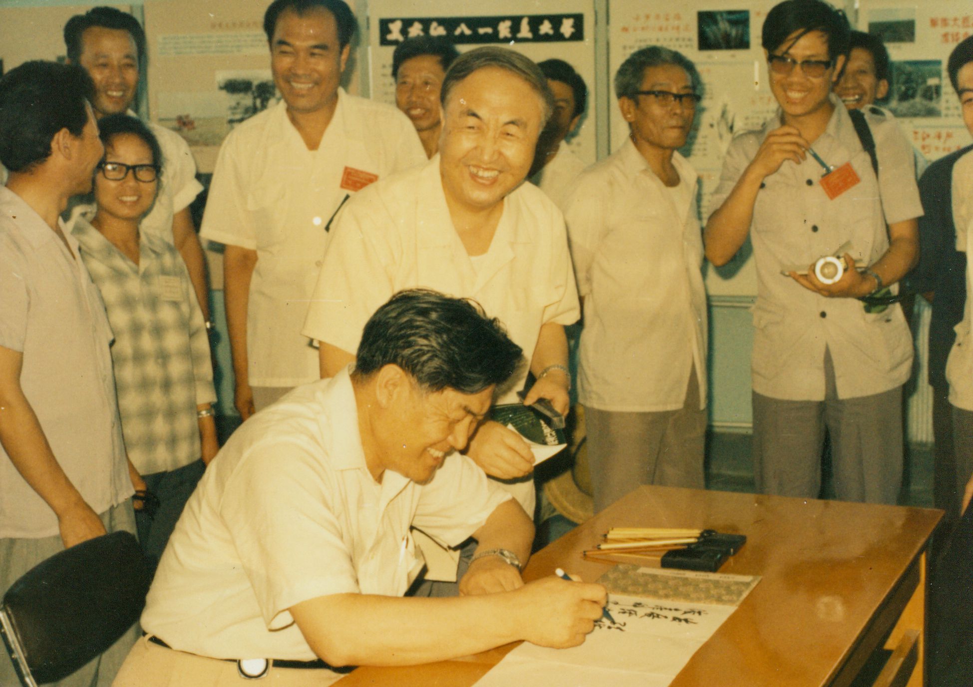 1986年7月20日，黑龙江省委书记孙维本（前排中立者）和省长侯捷（题词者）到我院视察，后排左4为省农垦总局局长王强（右2为省农垦科学院院长王明尧）。_副本.jpg