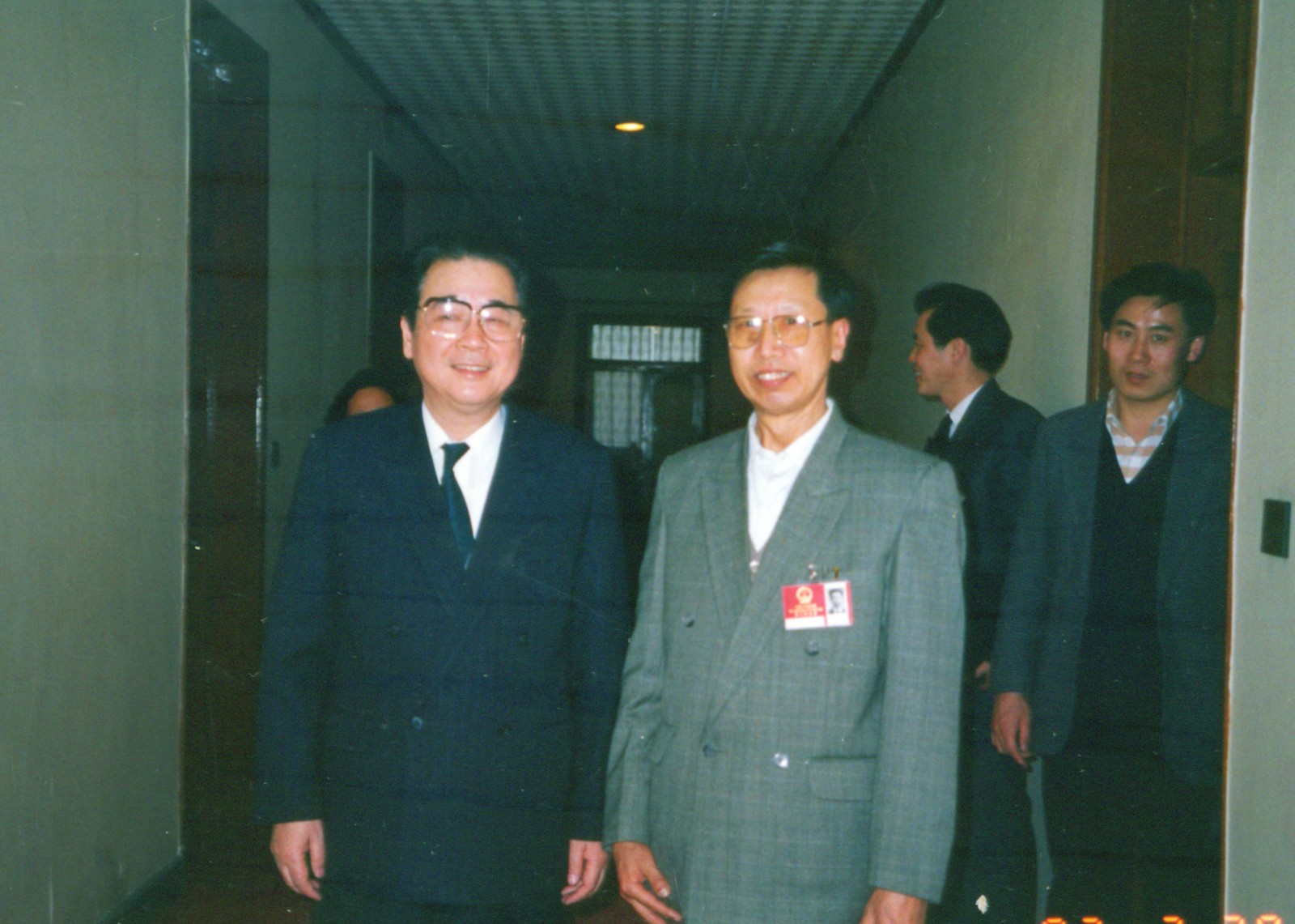1992年3月30日，中共中央政治局常委、国务院总理李鹏，接见全国七届人大代表、国家级有突出贡献的中青年专家、省农垦科学院院长张国范.jpg