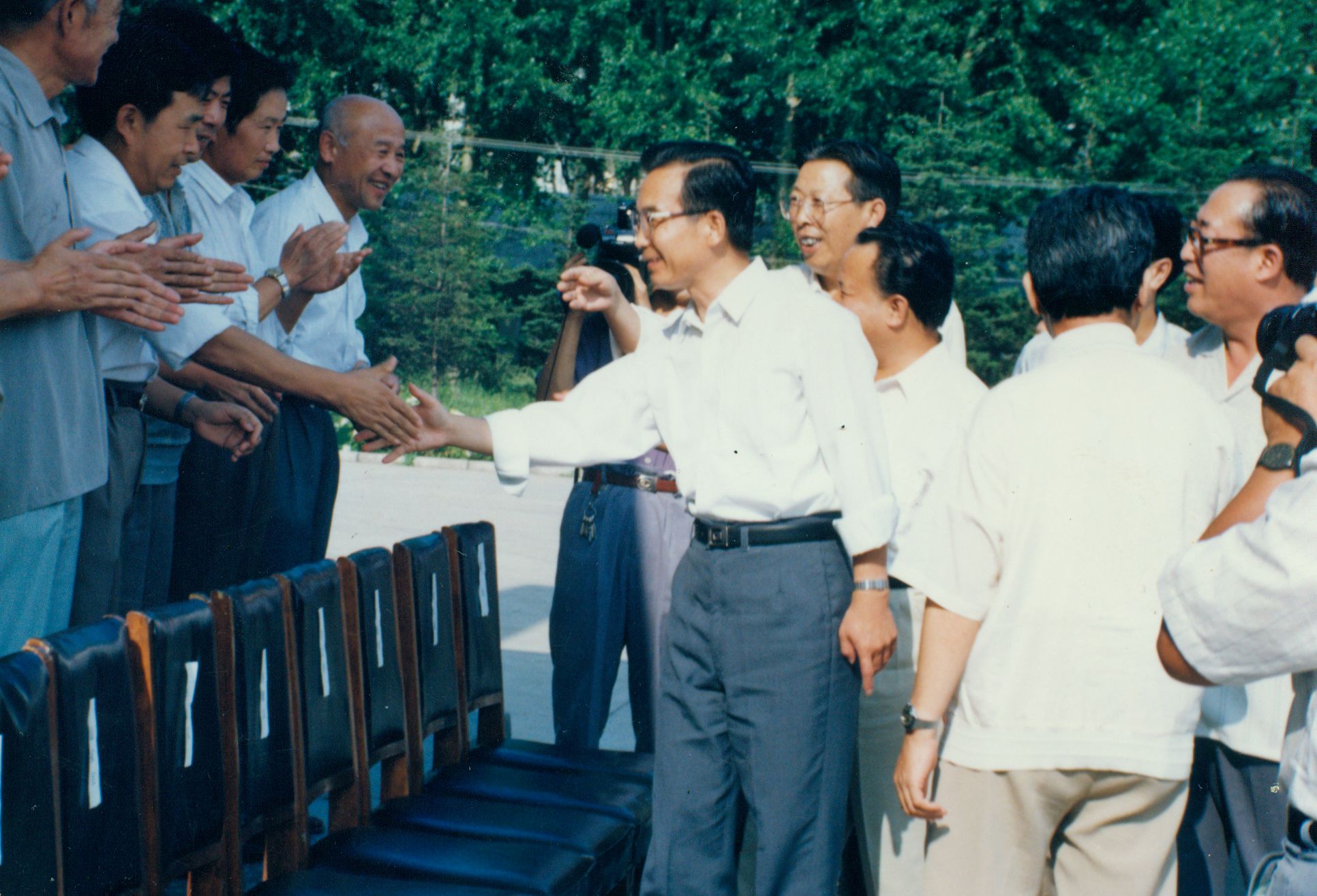 1994年8月18日，中共中央政治局侯补委员、中央书记处书记温家宝到我院看望科技人员。_副本.jpg