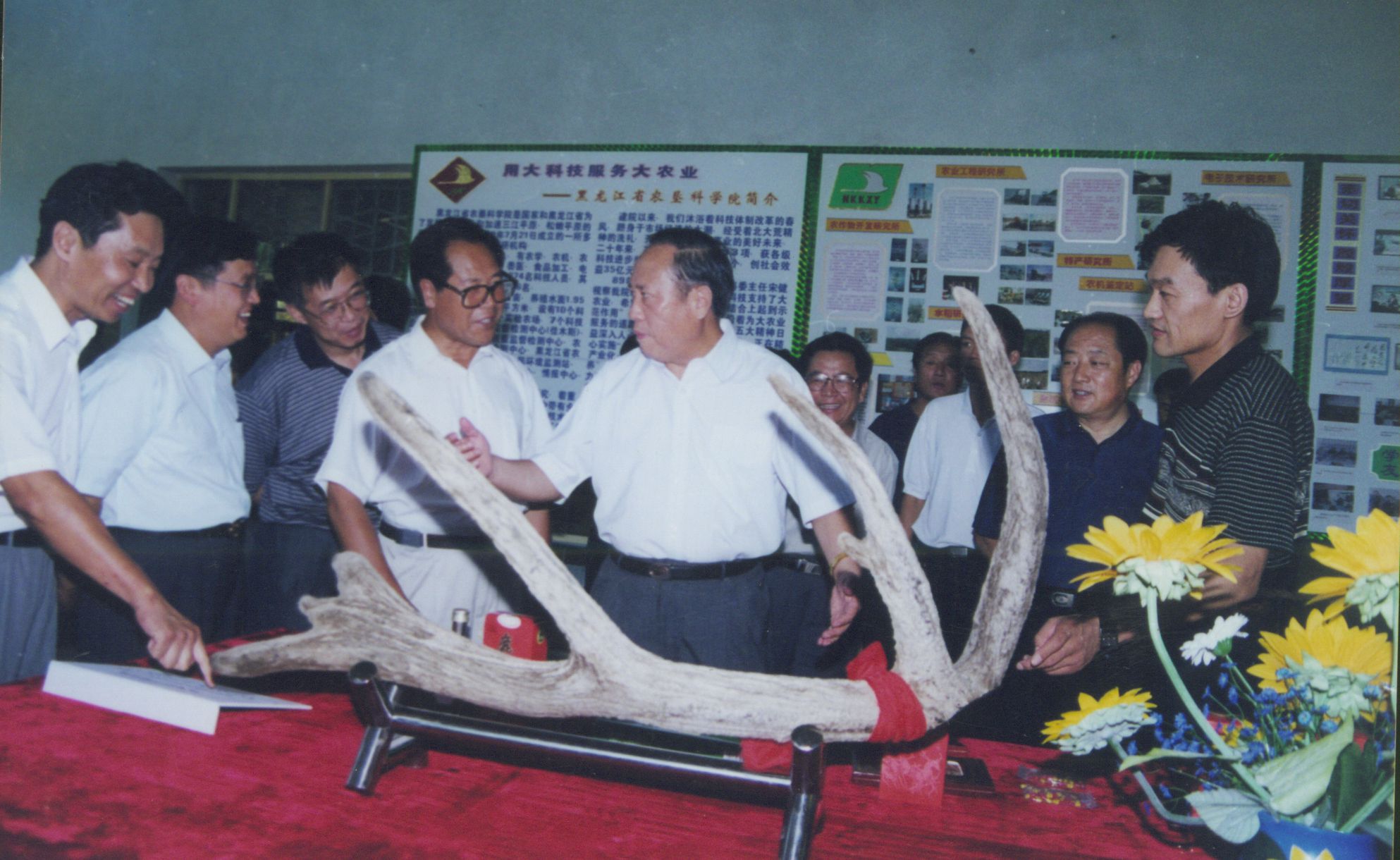 2000年7月，黑龙江省委书记徐有芳（左5）参观我院科技成果展览，左4为省农垦总局党委委书记王玉林（右1为院长姜占卿）。_副本.jpg