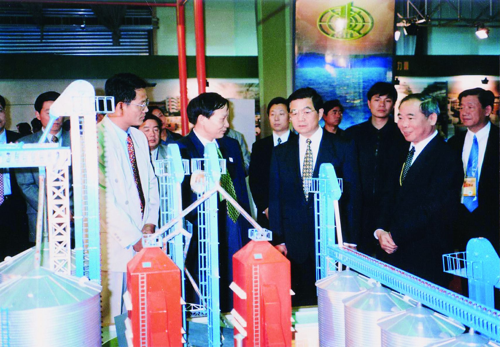 1999年9月30日，中共中央总书记国家主席胡锦涛（时任中共中央政治局常委、国家副主席），在北京举办的全国农业成就展上参观我院现代化粮食处理中心模型。_副本.jpg