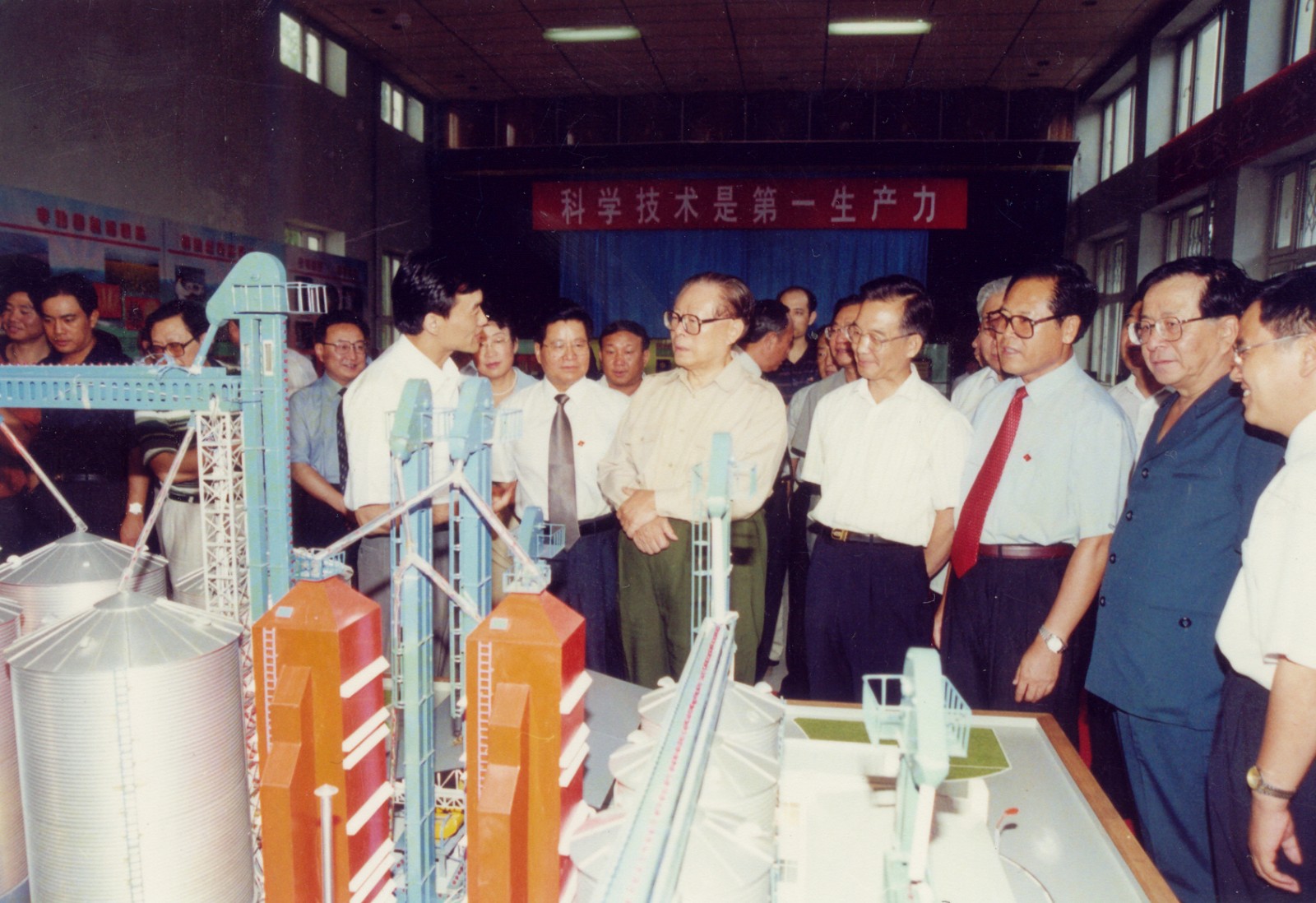 2000年8月22日，中典中央总书记、国家主席江泽民等党和国家领导人，在黑龙江省委省政府和省农垦总局领导陪同下到我院视察。.jpg