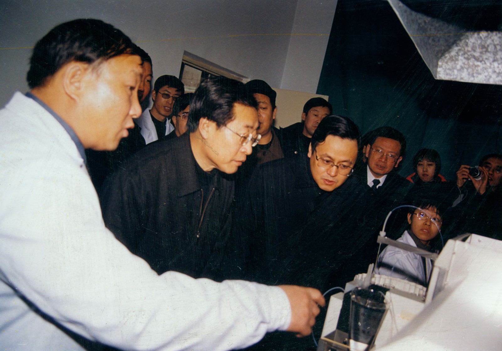 2004年1月16日，黑龙江省委副书记、省长的张左己（左2）到我院调研，副省长吕维峰（前排右1，时任省农垦总局局长）、省政府秘书长郭晓华陪同。_副本.jpg