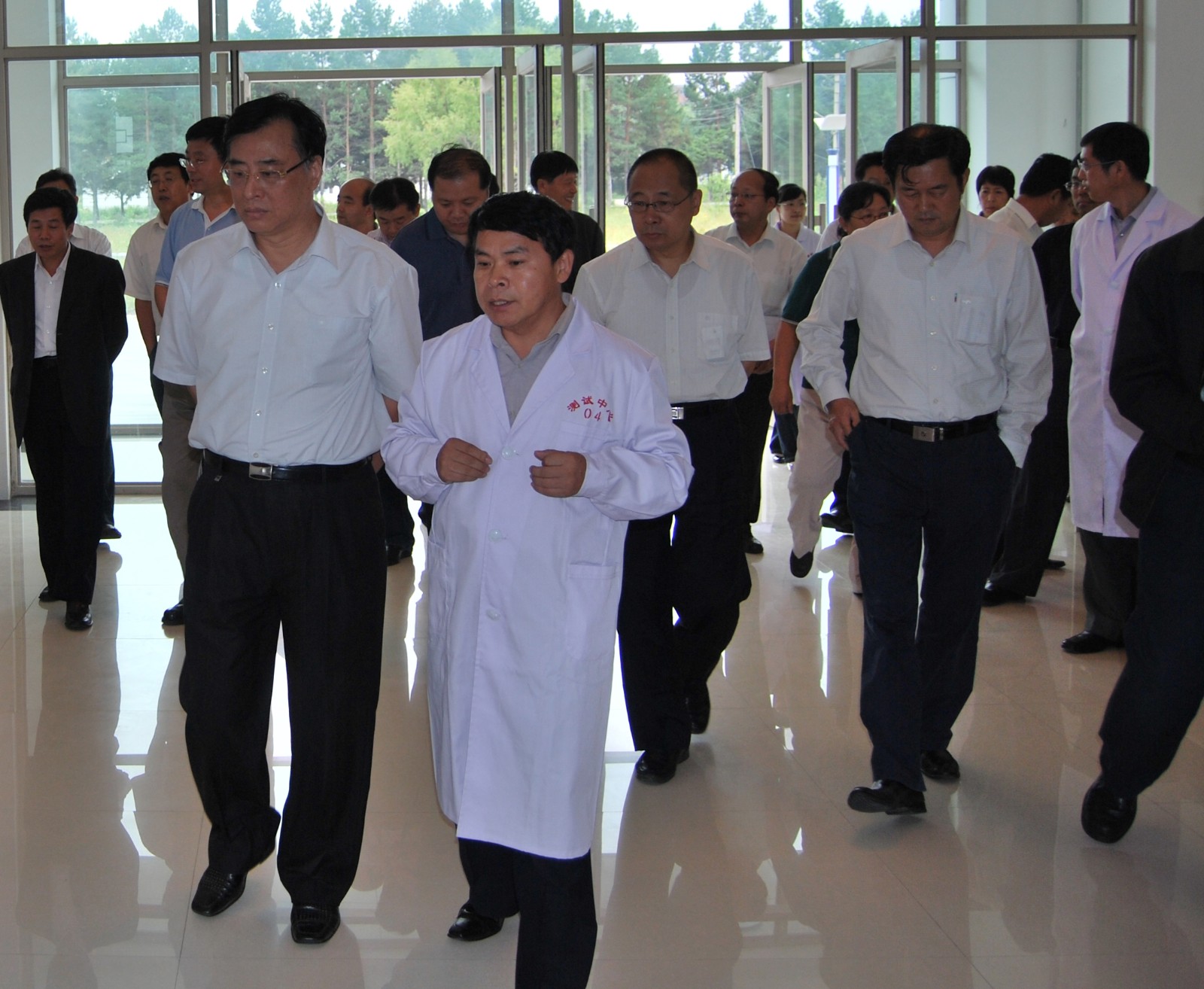 2009年9月5日，中国农业科学院院长翟虎渠（前排左1）党组书记薛亮（2排右2）等领导到我院指导科技工作。.JPG