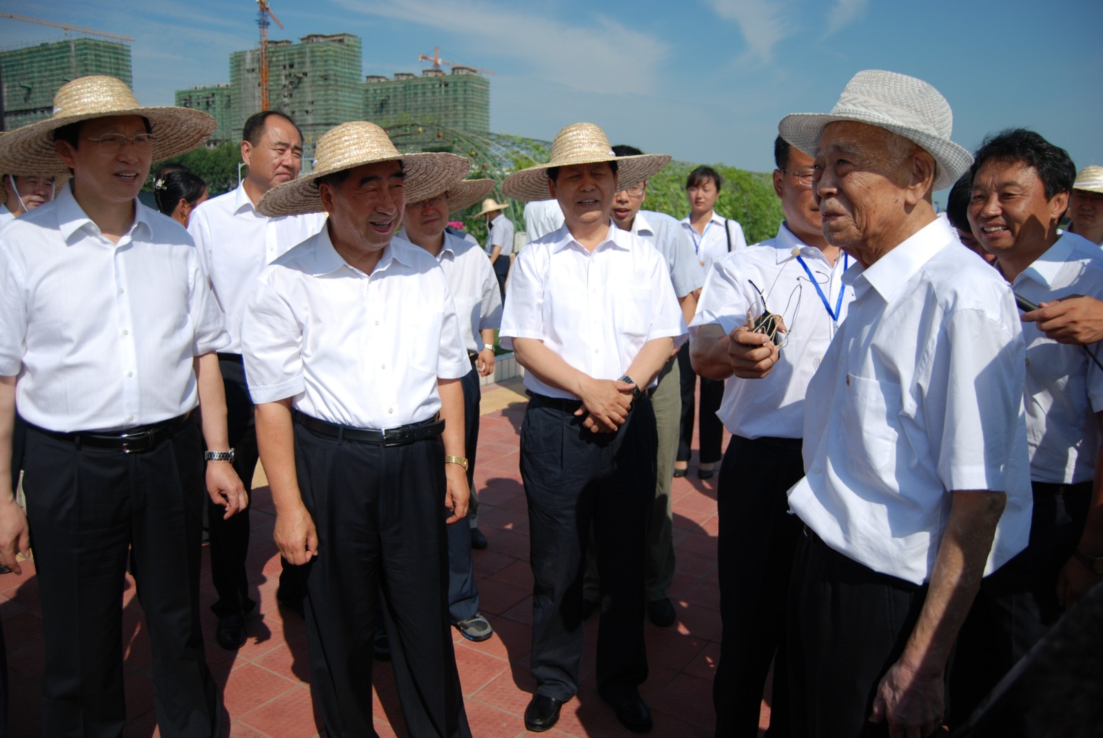 2012年7月19日，中共中央政治局委员、国务院副总理回良玉（左3），看望徐一戎同志。左1为农业部部长韩长赋，左4为黑龙江省委书记王宪魁。.jpg